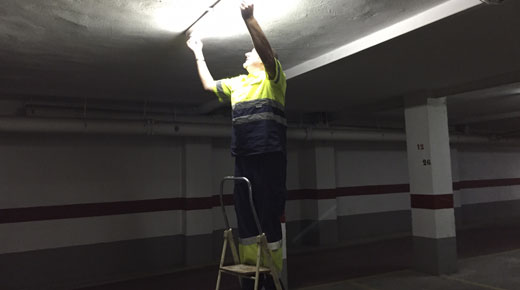 Garajista cambiando fluorescente en Valencia